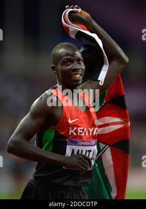 NESSUN FILM, NESSUN VIDEO, NESSUNA TV, NESSUN DOCUMENTARIO - Ezechiel Kemboi del Kenya celebra la steeplechase degli uomini vincenti al Stadio Olimpico durante i Giochi Olimpici estivi 2012 a Londra, Regno Unito, Domenica, 5 agosto 2012. Foto di Dave Eulitt/Kansas City Star/MCT/ABACAPRESS.COM Foto Stock