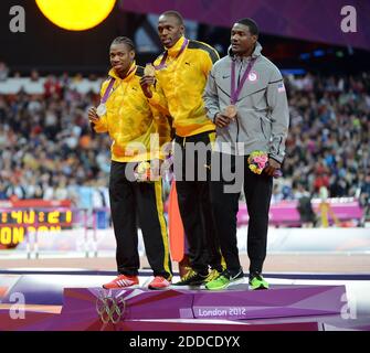 NO FILM, NO VIDEO, NO TV, NO DOCUMENTARIO - medaglia d'oro Usain Bolt della Giamaica, centro, medaglia d'argento Yohan Blake della Giamaica, sinistra, E Justin Gatlin degli Stati Uniti esibiscono le loro medaglie olimpiche per lo sprint maschile di 100m durante la cerimonia di medaglia allo Stadio Olimpico di Londra, Regno Unito, lunedì 6 agosto 2012. Foto di Chuck Myers/MCT/ABACAPRESS.COM Foto Stock