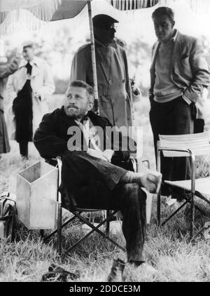 KIRK DOUGLAS in costume come Vincent Van Gogh sul set Posizione candid nel villaggio di Vught in Olanda durante Film di LUSSURIA PER LA VITA 1956 regista VINCENT MINNELLI romanzo Irving Stone sceneggiatura Norman Corwin music Miklos Rozsa produttore John Houseman Metro Goldwyn Mayer Foto Stock