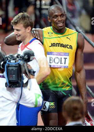 NO FILM, NO VIDEO, NO TV, NO DOCUMENTARIO - Usain Bolt della Giamaica picchia il collega corridore Christophe Lemaitre di Francia, nel settore dei media, dopo che entrambi i corridori hanno gareggiato in semifinali per i 200 metri uomini allo Stadio Olimpico durante i Giochi Olimpici estivi 2012 a Londra, Regno Unito l'8 agosto 2012. Bolt e Lemaitre si qualificarono per la finale nelle rispettive gare semifinale. Foto di Chuck Myers/MCT/ABACAPRESS.COM Foto Stock