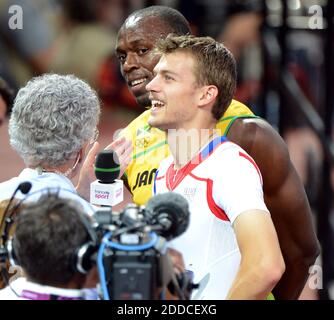 NO FILM, NO VIDEO, NO TV, NO DOCUMENTARIO - Usain Bolt of Jamaica si unisce ad un'intervista con il collega corridore Christophe Lemaitre di Francia, dopo che entrambi i corridori hanno gareggiato in semifinale per i 200 metri uomini allo Stadio Olimpico durante i Giochi Olimpici estivi 2012 a Londra, Regno Unito l'8 agosto 2012. Bolt e Lemaitre si qualificarono per la finale nelle rispettive gare semifinale. Foto di Chuck Myers/MCT/ABACAPRESS.COM Foto Stock