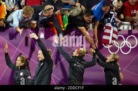 NO FILM, NO VIDEO, NO TV, NO DOCUMENTARIO - i vincitori della medaglia d'oro Misty May-Treanor e Kerri Walsh Jennings (sinistra e seconda da sinistra) degli Stati Uniti e i medalisti d'argento Jennifer Kessy e April Ross degli Stati Uniti (seconda da destra e seconda da destra) Sono state ricevute congratulazioni dalla folla prima della cerimonia di medaglia alla Horse Guard Parade durante i Giochi Olimpici estivi del 2012 a Londra, Regno Unito, mercoledì 8 agosto 2012. Foto di David Eulitt/Kansas City Star/MCT/ABACAPRESS.COM Foto Stock