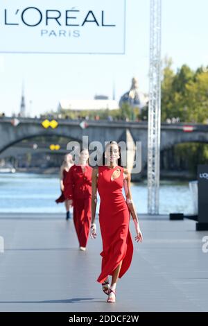 Winnie Harlow cammina sulla pista durante le defile l'Oreal Parigi come parte della settimana della moda di Parigi Womenswear Primavera/Estate 2019 il 30 settembre 2018 a Parigi, Francia. Foto di Laurent Zabulon/ABACAPRESS.COM Foto Stock