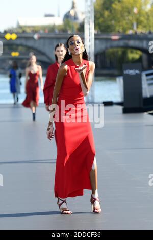 Winnie Harlow cammina sulla pista durante le defile l'Oreal Parigi come parte della settimana della moda di Parigi Womenswear Primavera/Estate 2019 il 30 settembre 2018 a Parigi, Francia. Foto di Laurent Zabulon/ABACAPRESS.COM Foto Stock