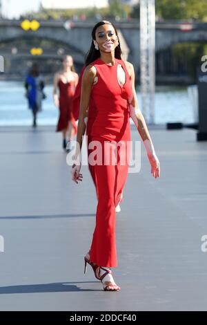 Winnie Harlow cammina sulla pista durante le defile l'Oreal Parigi come parte della settimana della moda di Parigi Womenswear Primavera/Estate 2019 il 30 settembre 2018 a Parigi, Francia. Foto di Laurent Zabulon/ABACAPRESS.COM Foto Stock