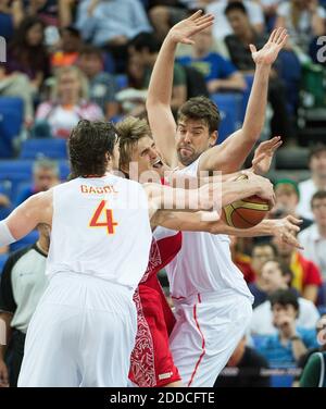 NESSUN FILM, NESSUN VIDEO, NESSUNA TV, NESSUN DOCUMENTARIO - la Russia Andrei Kirilenko (15) è intrappolata tra Pau Gasol (4) e Marc Gasol (13) durante la loro semifinale alla Basketball Arena alla North Greenwich Arena durante i Giochi Olimpici estivi 2012 a Londra, Regno Unito il 9 agosto 2012. La Spagna ha sconfitto la Russia 67-59 per avanzare al gioco della Medaglia d'Oro. Foto di Harry E. Walker/MCT/ABACAPRESS.COM Foto Stock