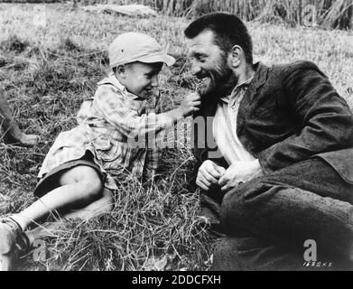 KIRK DOUGLAS in costume come Vincent Van Gogh sul set Luogo cantato con il giovane francese in Auvers in Francia Durante le riprese di LUSSURIA PER LA VITA 1956 regista VINCENT MINNELLI Romanzo Irving Stone sceneggiatura Norman Corwin musica Miklos Rozsa produttore John Houseman Metro Goldwyn Mayer Foto Stock