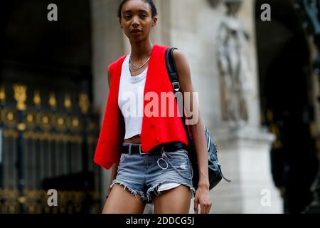 Street Style, modello dopo lo spettacolo di alta Couture Autunno-Inverno 2018-2019 di Schiaparelli, tenuto all'Opera Garnier, a Parigi, in Francia, il 2 luglio 2018. Foto di Marie-Paola Bertrand-Hillion/ABACAPRESS.COM Foto Stock