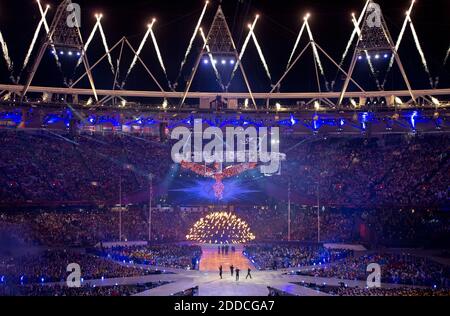 NO FILM, NO VIDEO, NO TV, NO DOCUMENTARIO - il calderone olimpico ha aperto prima di essere spento durante la cerimonia di chiusura allo Stadio Olimpico durante i Giochi Olimpici estivi 2012 a Londra, Regno Unito, Domenica, 12 agosto 2012. Foto di David Eulitt/Kansas City Star/MCT/ABACAPRESS.COM Foto Stock
