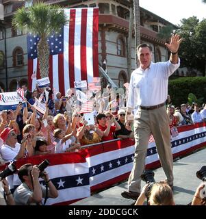 NO FILM, NO VIDEO, NO TV, NO DOCUMENTARIO - presunto candidato presidenziale repubblicano Mitt Romney ondeggia ai tifosi durante un raduno al Flagler College, a St. Augustine, Florida, USA, lunedì 13 agosto 2012. Foto di Joe Burbank/Orlando Sentinel/MCT/ABACAPRESS.COM Foto Stock