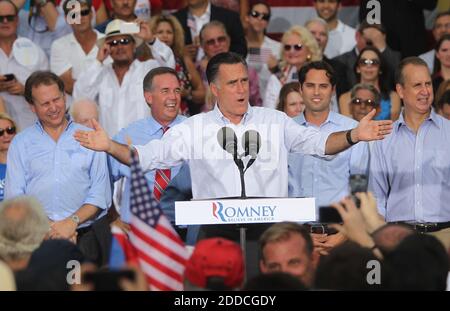 NO FILM, NO VIDEO, NO TV, NO DOCUMENTARIO - candidato presidenziale repubblicano Mitt Romney campagne a El Palacios de Los Jugos a Miami, Florida, USA, il Lunedi 13 agosto 2012. Foto di Patrick Farrell/Miami Herald/MCT/ABACAPRESS.COM Foto Stock