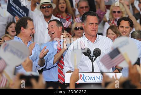 NO FILM, NO VIDEO, NO TV, NO DOCUMENTARIO - candidato presidenziale repubblicano Mitt Romney campagne a El Palacios de Los Jugos a Miami, Florida, USA, il Lunedi 13 agosto 2012. Foto di Patrick Farrell/Miami Herald/MCT/ABACAPRESS.COM Foto Stock