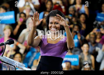 NO FILM, NO VIDEO, NO TV, NO DOCUMENTARIO - la prima signora Michelle Obama saluta i tifosi alla Bradley Tech High School di Milwaukee, Wisconsin, USA, giovedì 23 agosto 2012. Foto di Rick Wood/Milwaukee Journal Sentinel/MCT/ABACAPRESS.COM Foto Stock