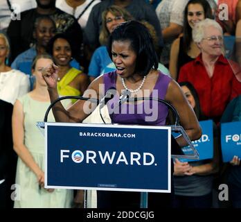 NO FILM, NO VIDEO, NO TV, NO DOCUMENTARIO - la prima signora Michelle Obama esorta i sostenitori alla Bradley Tech High School di Milwaukee, Wisconsin, USA, giovedì 23 agosto 2012. Foto di Rick Wood/Milwaukee Journal Sentinel/MCT/ABACAPRESS.COM Foto Stock