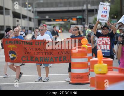 NO FILM, NO VIDEO, NO TV, NO DOCUMENTARIO - manifestanti radunano per i diritti dei lavoratori come essi marciano lungo la via ufficiale della parata istituito presso la Convenzione Nazionale Repubblicana Mercoledì 29 agosto 2012 a Tampa, FL, USA. Tra i manifestanti vi erano membri e rappresentanti del Florida AFL-CIO che ha ospitato la marcia. Foto di Paul Videla/Bradenton Herald/MCT/ABACAPRESS.COM Foto Stock