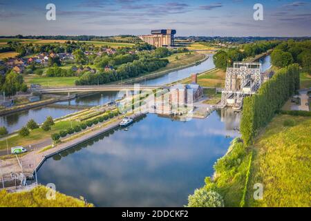 Belgio, provincia Hainaut, veduta aerea della storica seggiovia sul Canal du Centre con ascensore Strepy-Thieu sullo sfondo Foto Stock