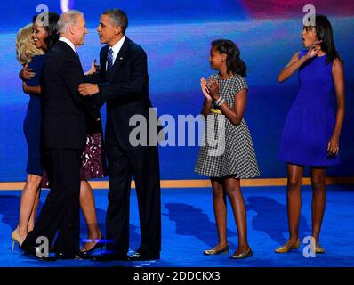 NESSUN FILM, NESSUN VIDEO, NESSUNA TV, NESSUN DOCUMENTARIO - Jill Biden e Michelle Obama stanno sul palco come il vice presidente Joe Biden e il presidente Barack Obama abbracciano sul palco, con le figlie di Obama Malia e Sasha guardando, alla Convention Nazionale Democratica 2012 in Times Warner Cable Arena Giovedi, 6 settembre, 2012 a Charlotte, North Carolina, USA. Foto di Harry E. Walker/MCT/ABACAPRESS.COM Foto Stock