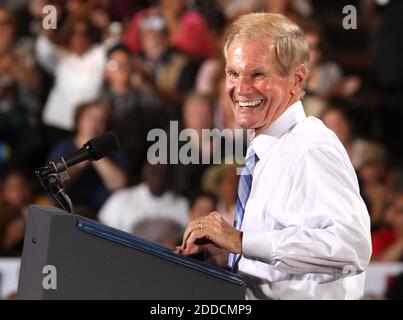 NO FILM, NO VIDEO, NO TV, NO DOCUMENTARY - Sen. Bill Nelson (D-FL) scalda la folla in attesa che il presidente Barack Obama arrivi ad un rally al Kissimmee Civic Center di Kissimmee, Florida, USA, sabato 8 settembre 2012. Foto di Joe Burbank/Orlando Sentinel/MCT/ABACAPRESS.COM Foto Stock