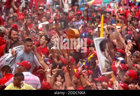 NESSUN FILM, NESSUN VIDEO, NESSUNA TV, NESSUN DOCUMENTARIO - durante una pesante tempesta di pioggia, il presidente venezuelano Hugo Chavez parla ad una campagna rally a Caracas, Venezuela il giovedì 4 ottobre 2012. Foto di Pedro Portal/El Nuevo Herald/MCT/ABACAPRESS.COM Foto Stock