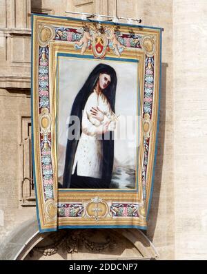 NESSUN FILM, NESSUN VIDEO, NESSUNA TV, NESSUN DOCUMENTARIO - l'arazzo di Kateri Tekakwitha, il primo indiano americano a raggiungere la santità, è appeso alla Basilica di San Pietro nella Città del Vaticano domenica 21 ottobre 2012. Foto di Riccardo De Luca/MCT/ABACAPRESS.COM Foto Stock