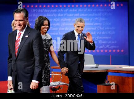 NO FILM, NO VIDEO, NO TV, NO DOCUMENTARIO - il candidato presidenziale repubblicano Mitt Romney, a sinistra, sorride ai sostenitori come il presidente Barack Obama e la prima signora Michelle Obama uscire dal palco alla fine del dibattito presidenziale finale alla Lynn University a Boca Raton, Florida, USA, lunedì, 22 ottobre 2012. Foto di Robert Duyos/Sun Sentinel/MCT/ABACAPRESS.COM Foto Stock