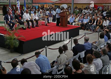 NESSUN FILM, NESSUN VIDEO, NESSUNA TV, NESSUN DOCUMENTARIO - primo ministro haitiano Laurent Lamothe, sinistra, Segretario di Stato americano Hillary Clinton, Presidente haitiano Michel Martelly, presidente dello sviluppo interamericano Luis Moreno ed ex presidente degli Stati Uniti Bill Clinton condividono la scena mentre il sindaco di Caracol Landry Colas si rivolge agli ospiti, Dignitari e partecipanti all'inaugurazione del parco industriale lunedì 22 ottobre 2012 a Carcacol, Haiti. Foto di Carl Juste/Miami Herald/MCT/ABACAPRESS.COM Foto Stock