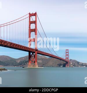 Golden Gate Bridge contro il cielo limpido a San Francisco, California, USA Foto Stock