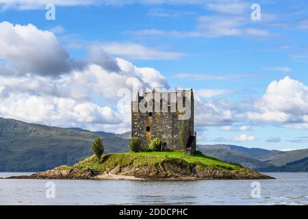 Regno Unito, Scozia, vista aerea delle nuvole su Castle Stalker e Loch Linnhe Foto Stock