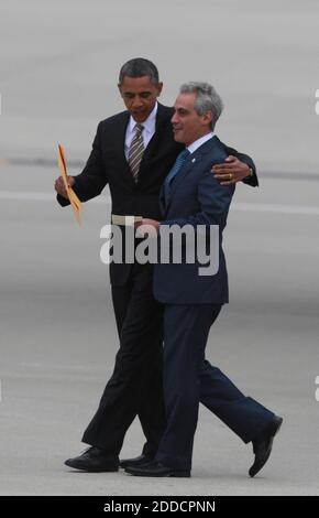 NO FILM, NO VIDEO, NO TV, NO DOCUMENTARIO - il presidente Barack Obama è accolto dal sindaco di Chicago Rahm Emanuel mentre si disfa Air Force One all'aeroporto internazionale o'Hare di Chicago, Illinois, USA, giovedì 25 ottobre 2012. Obama è venuto a Chicago per lanciare il suo voto, diventando il primo presidente degli Stati Uniti seduta a votare presto. Foto di Terrence Antonio James/Chicago Tribune/MCT/ABACAPRESS.COM Foto Stock