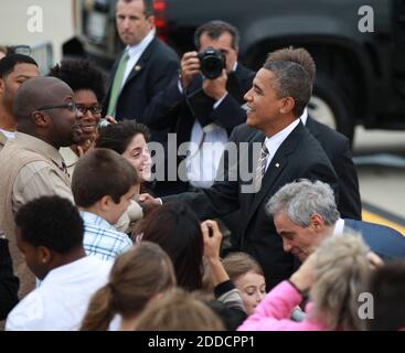 NO FILM, NO VIDEO, NO TV, NO DOCUMENTARIO - il presidente Barack Obama saluta un piccolo gruppo dopo aver fatto un salto dall'Air Force One all'aeroporto internazionale o'Hare di Chicago, Illinois, USA, giovedì 25 ottobre 2012. Obama è venuto a Chicago per lanciare il suo voto, diventando il primo presidente degli Stati Uniti seduta a votare presto. Foto di Terrence Antonio James/Chicago Tribune/MCT/ABACAPRESS.COM Foto Stock