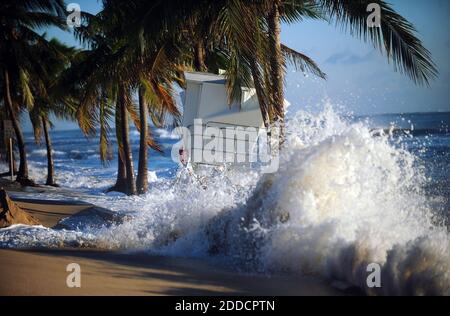 NO FILM, NO VIDEO, NO TV, NO DOCUMENTARIO - le onde si schiantano sul muro di mare vicino a una torre bagnino inclinabile su A1A che è coperto di sabbia da Hurricane Sandy, Lunedi, 29 ottobre 2012, a ft. Lauderdale Beach, a Fort Lauderdale, Florida, Stati Uniti. Foto di Joe Cavaretta/Sun Sentinel/MCT/ABACAPRESS.COM Foto Stock