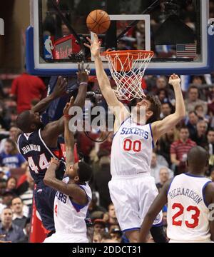 NO FILM, NO VIDEO, NO TV, NO DOCUMENTARIO - il Philadelphia 76ers' Spencer Hawes (00) cerca di bloccare un tiro da parte degli Atlanta Hawks' Ivan Johnson nel quarto trimestre al Wells Fargo Center a Philadelphia, PA, USA il 21 dicembre 2012. Foto di Steven M. Falk/Philadelphia Daily News/MCT/ABACAPRESS.COM Foto Stock