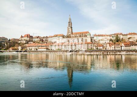 Riflesso della bellissima città vista sul fiume aare in Svizzera Foto Stock