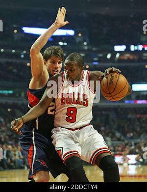 NO FILM, NO VIDEO, NO TV, NO DOCUMENTARIO - Chicago Bulls piccolo avanti Luol Deng (9) controlla la palla contro Atlanta Hawks Shooting Guard Kyle Korver (26) durante la prima metà del loro gioco presso lo United Center di Chicago, il, USA il 14 gennaio 2013. Foto di Nuccio DiNuzzo/Chicago Tribune/MCT/ABACAPRESS.COM Foto Stock