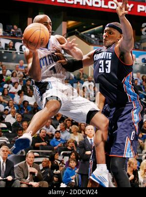 NO FILM, NO VIDEO, NO TV, NO DOCUMENTARIO - il Brendan Haywood di Charlotte Bobcats (33) ferma un viaggio dall'Arron Afflalo di Orlando Magic all'Amway Center di Orlando, FL, USA il 18 gennaio 2013. Charlotte ha vinto, 106-100. Foto di Stephen M. Dowell/Orlando Sentinel/MCT/ABACAPRESS.COM Foto Stock