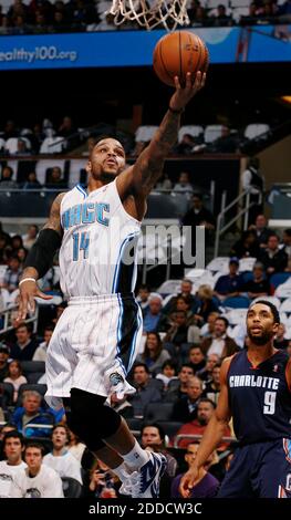 NO FILM, NO VIDEO, NO TV, NO DOCUMENTARIO - il 14 gennaio 2013, Jameer Nelson di Orlando Magic (18) segna il Gerald Henderson di Charlotte Bobcats (9) presso l'Amway Center di Orlando, FL, USA. Charlotte ha vinto, 106-100. Foto di Stephen M. Dowell/Orlando Sentinel/MCT/ABACAPRESS.COM Foto Stock