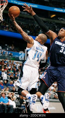 NO FILM, NO VIDEO, NO TV, NO DOCUMENTARIO - il 14 gennaio 2013 Jameer Nelson di Orlando Magic (18) segna con il Brendan Haywood di Charlotte Bobcats all'Amway Center di Orlando, FL, USA. Charlotte ha vinto, 106-100. Foto di Stephen M. Dowell/Orlando Sentinel/MCT/ABACAPRESS.COM Foto Stock