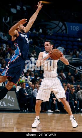 NESSUN FILM, NESSUN VIDEO, NESSUNA TV, NESSUN DOCUMENTARIO - il Jeffery Taylor di Charlotte Bobcats, a sinistra, torreggia sopra il J.J. di Orlando Magic Redick (7) presso l'Amway Center di Orlando, Florida, USA il 18 gennaio 2013. Charlotte ha vinto, 106-100. Foto di Stephen M. Dowell/Orlando Sentinel/MCT/ABACAPRESS.COM Foto Stock