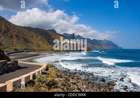 Spagna, Provincia di Santa Cruz de Tenerife, Almaciga, autostrada che si estende lungo la costa aspra dell'isola di Tenerife Foto Stock