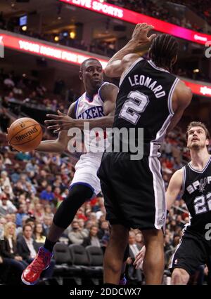 NESSUN FILM, NESSUN VIDEO, NESSUNA TV, NESSUN DOCUMENTARIO - Philadelphia 76ers Jrue Holiday sembra passare come è tagliato fuori dal cesto da San Antonio Spurs 'Kawhi Leonard durante l'azione NBA al Wells Fargo Center a Philadelphia, PA, USA il 21 gennaio 2013. Foto di Ron Cortes/Philadelphia Inquirer/MCT/ABACAPRESS.COM Foto Stock