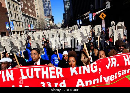 NESSUN FILM, NESSUN VIDEO, NESSUNA TV, NESSUN DOCUMENTARIO - più di mille persone marciano lungo Fayetteville Street a Raleigh, North Carolina, USA, lunedì 21 gennaio 2013, durante la 33° parata annuale del Dr. Martin Luther King Jr. Foto di Travis Long/Raleigh News & Observer/MCT/ABACAPRESS.COM Foto Stock