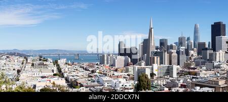Quartiere finanziario con Oakland Bay Bridge sullo sfondo a San Francisco, California, USA Foto Stock