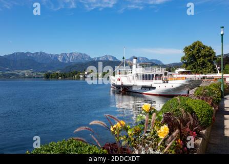 Storico piroscafo a pale Gisela sulla spianata contro il cielo blu durante il giorno di sole, Gmunden, Salzkammergut, Traunsee, Austria superiore, Austria Foto Stock