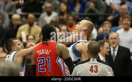 NO FILM, NO VIDEO, NO TV, NO DOCUMENTARIO - il Lamar Odom dei Los Angeles Clippers tiene un braccio alla gola del Greg Stiemsma dei Minnesota Timberwolves dopo che Stiemsma è stato chiamato per un flagrante fallo di tipo 1 nel secondo trimestre al Target Center a Minneapolis, MN, USA il 30 gennaio 2013. The Clippers ha vinto, 96-90. Foto di Jeff Wheeler/Minneapolis Star Tribune/MCT/ABACAPRESS.COM Foto Stock