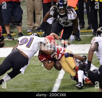 NO FILM, NO VIDEO, NO TV, NO DOCUMENTARIO - LaMichael James (23) del San Francisco 49ers si è messo in mostra come è colpito da Courtney upshaw (91) dei Baltimore Ravens nella prima metà del Super Bowl XLVII al Mercedes-Benz Superdome a New Orleans, Louisiana, USA, Domenica, 3 febbraio, 2013. Foto di Harry E. Walker/MCT/ABACAPRESS.COM Foto Stock