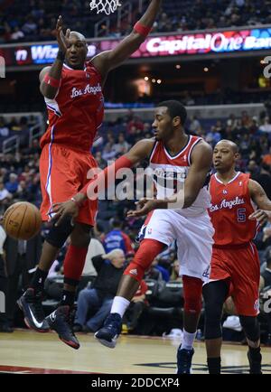 NO FILM, NO VIDEO, NO TV, NO DOCUMENTARIO - Washington Wizards punto di guardia John Wall (2) piatto la palla fuori intorno Los Angeles Clippers potere avanti Lamar Odom (7) nel terzo trimestre al Verizon Center a Washington, DC, USA il 4 febbraio 2013. The Wizards sconfisse The Clippers, 98-90. Foto di Chuck Myers/MCT/ABACAPRESS.COM Foto Stock