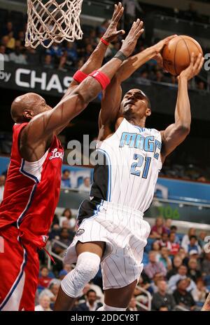 NO FILM, NO VIDEO, NO TV, NO DOCUMENTARIO - Orlando Magic forward Maurice Harkless (21) spara accanto a Los Angeles Clippers Forward Lamar Odom, ha lasciato, durante una partita NBA all'Amway Center di Orlando, FL, USA il 6 febbraio 2013. Foto di Stephen M. Dowell/Orlando Sentinel/MCT/ABACAPRESS.COM Foto Stock