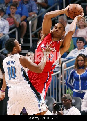 NESSUN FILM, NESSUN VIDEO, NESSUNA TV, NESSUN DOCUMENTARIO - Los Angeles Clippers Forward Grant Hill (33) passa intorno Orlando Magic Guard Ish Smith (10) durante una partita di NBA presso l'Amway Center di Orlando, FL, USA il 6 febbraio 2013. Foto di Stephen M. Dowell/Orlando Sentinel/MCT/ABACAPRESS.COM Foto Stock