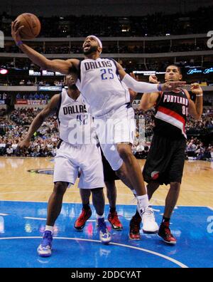 NESSUN FILM, NESSUN VIDEO, NESSUNA TV, NESSUN DOCUMENTARIO - la guardia di tiro di Dallas Mavericks vince carter (25) guida al cestino per una layup contro i Portland Trail Blazers a Dallas, Texas, USA il 6 febbraio 2013. Foto di Paul Moseley/Fort Worth Star-Telegram/MCT/ABACAPRESS.COM Foto Stock