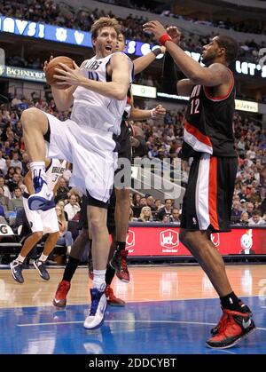 NO FILM, NO VIDEO, NO TV, NO DOCUMENTARIO - Dallas Mavericks power forward Dirk Nowitzki (41) rimbalza nella prima metà contro Portland Trail Blazers power forward LaMarcus Aldridge (12) a Dallas, TX, USA il 6 febbraio 2013. Foto di Paul Moseley/Fort Worth Star-Telegram/MCT/ABACAPRESS.COM Foto Stock